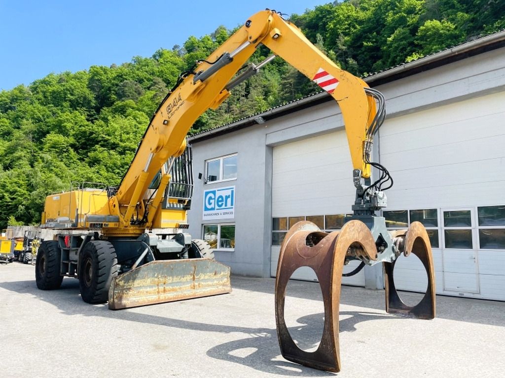 2004 Liebherr A944BHD material handler, front three-quarter view 2004 Liebherr A944BHD material handler, front three-quarter view