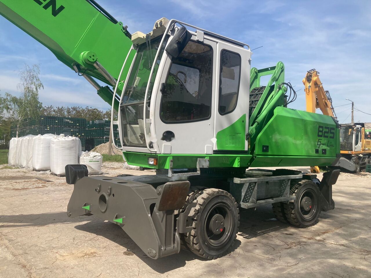 2012 Sennebogen 825 material handler, side view 2012 Sennebogen 825 material handler, side view