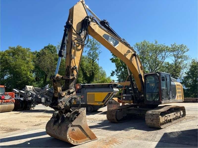 2013 Caterpillar 329EL crawler excavator, side view 2013 Caterpillar 329EL crawler excavator, side view