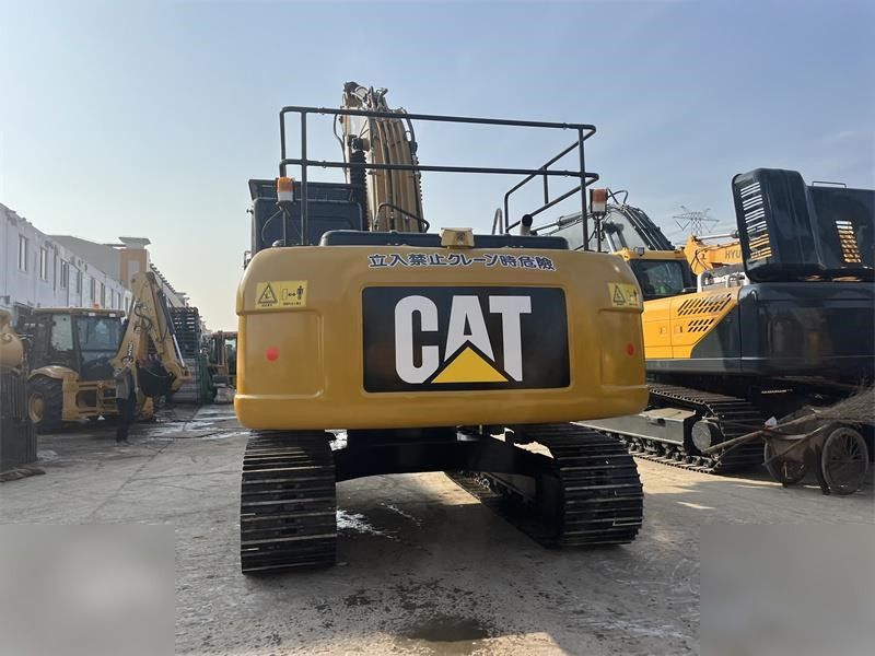 2018 Caterpillar 320D2 crawler excavator, rear view 2018 Caterpillar 320D2 crawler excavator, rear view