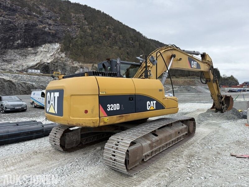 Escavatore cingolato Caterpillar 320DL del 2011, vista posteriore tre quarti Escavatore cingolato Caterpillar 320DL del 2011, vista posteriore tre quarti