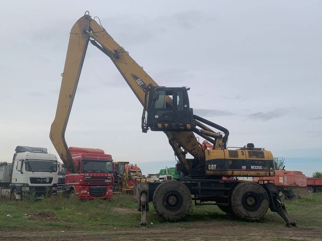 2005 Caterpillar 325CL material handler side view 2005 Caterpillar 325CL material handler side view