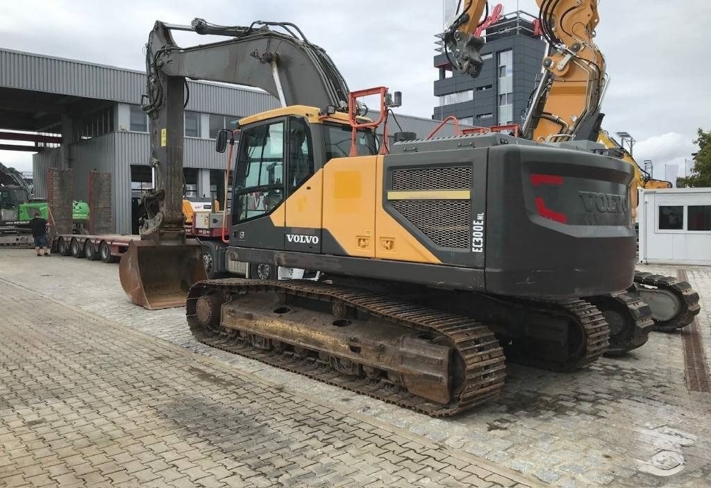 2016 Volvo EC300E crawler excavator, rear three-quarter view 2016 Volvo EC300E crawler excavator, rear three-quarter view