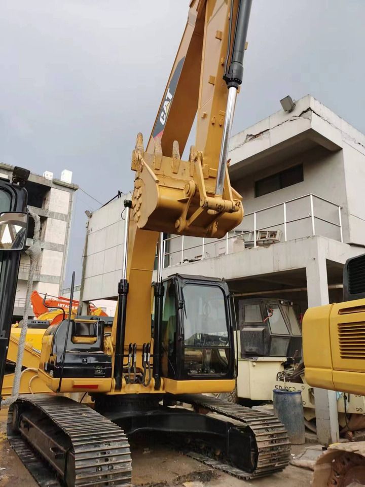 2016 Caterpillar 323DL crawler excavator, front-side view 2016 Caterpillar 323DL crawler excavator, front-side view