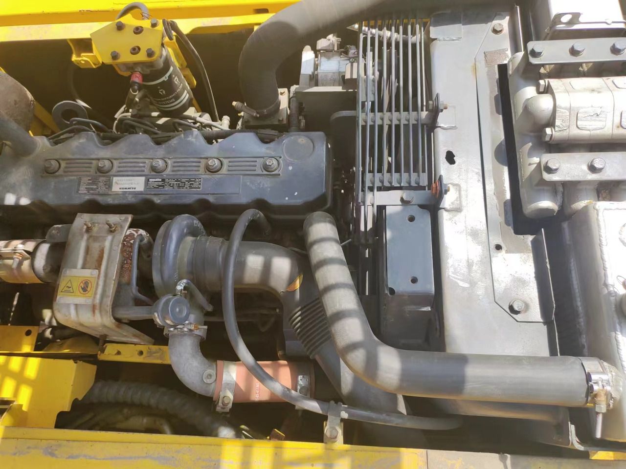 Escavadora de rastos Komatsu PC220-8 de 2018, vista do compartimento do motor