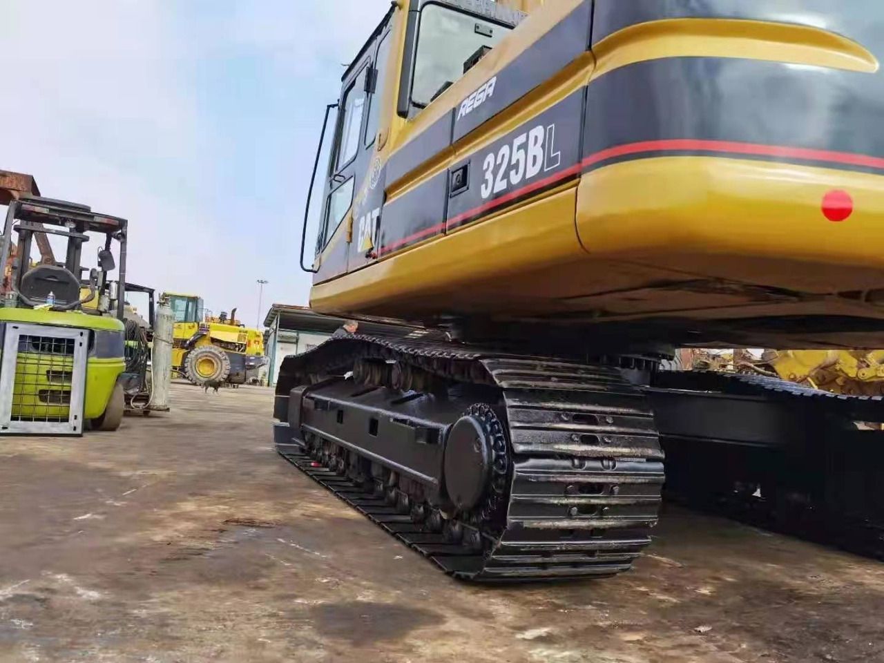 2017 Caterpillar 325BL crawler excavator, rear three-quarter view 2017 Caterpillar 325BL crawler excavator, rear three-quarter view