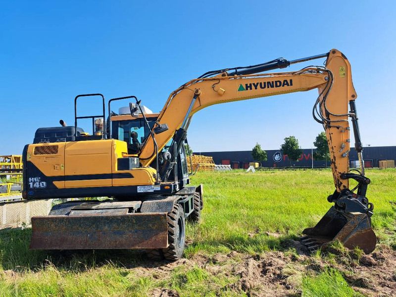 2018 Hyundai HW140 wheel excavator side view 2018 Hyundai HW140 wheel excavator side view