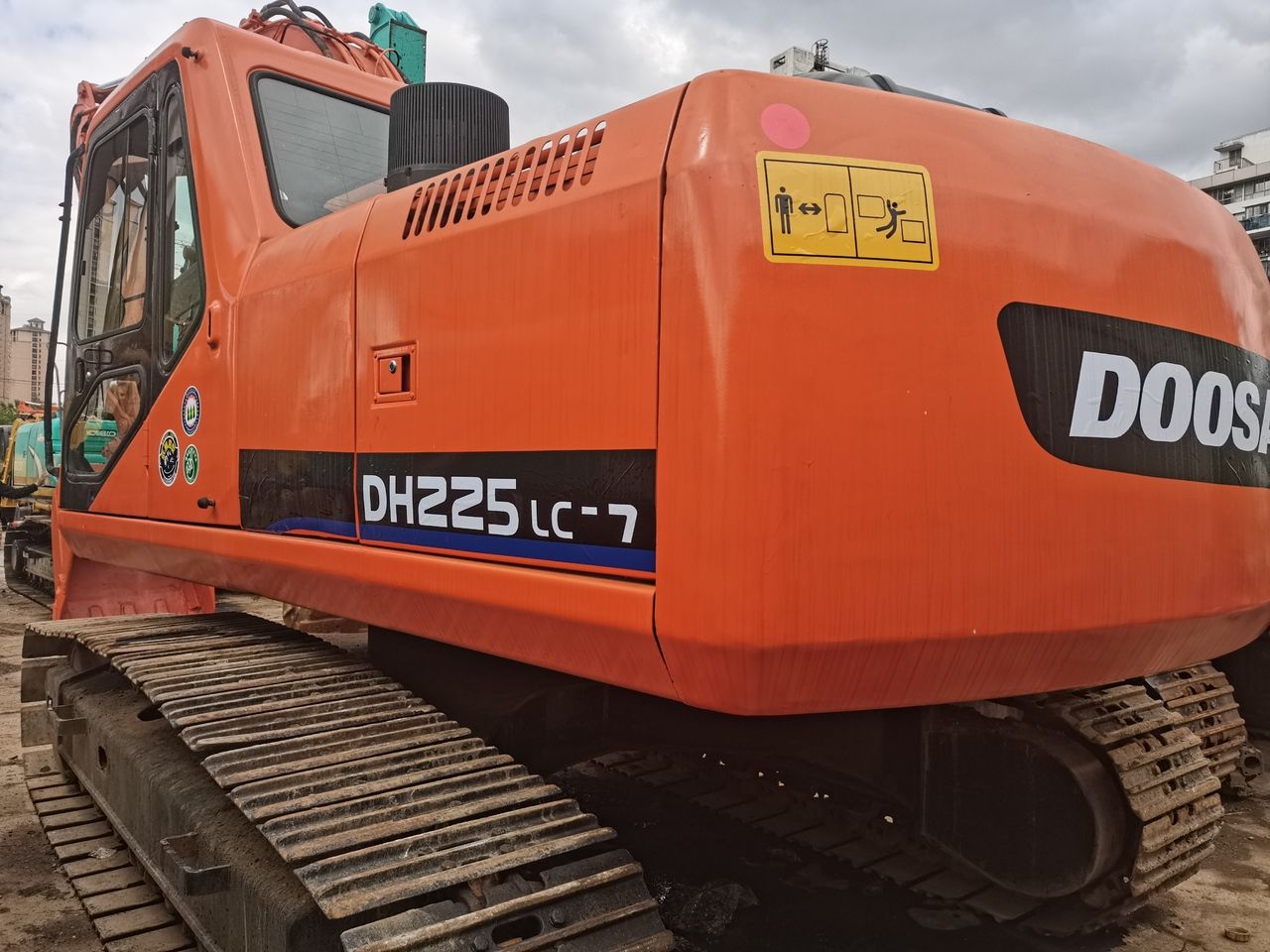 2016 Doosan DH225LC-7 crawler excavator side view 2016 Doosan DH225LC-7 crawler excavator side view