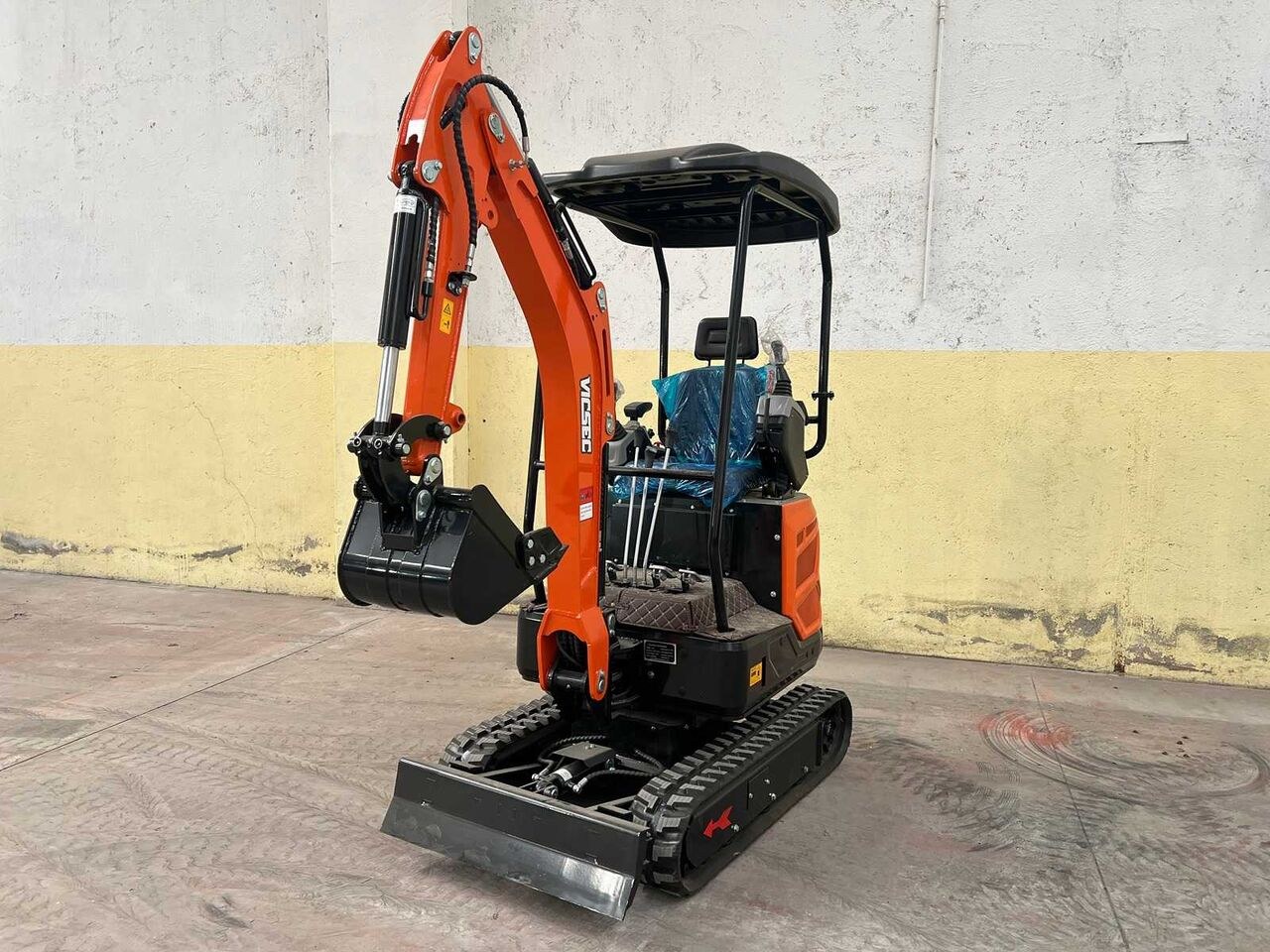 2025 Vicsec VC18FL mini excavator, front three-quarter view