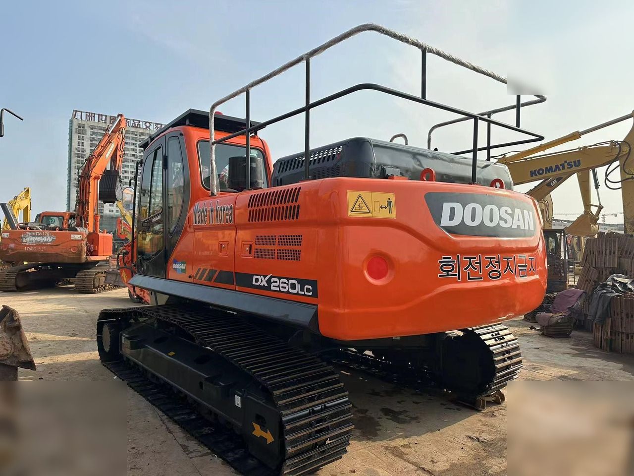 2020 Doosan DX260LC crawler excavator rear three-quarter view 2020 Doosan DX260LC crawler excavator rear three-quarter view