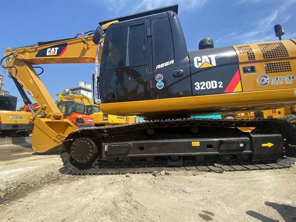 Escavatore Caterpillar 320D2 del 2020 vista laterale