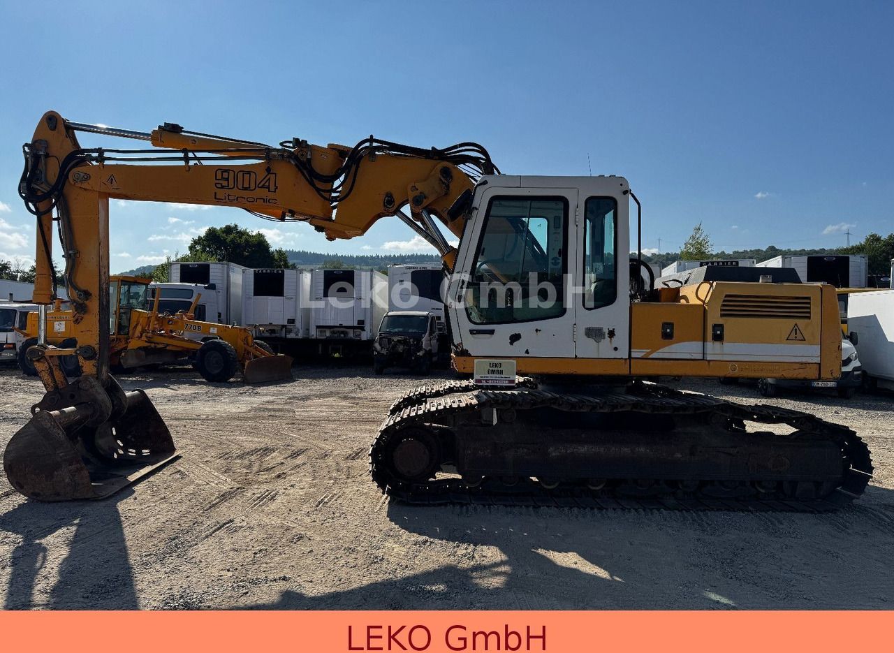 2003 Liebherr R 904 HDSL crawler excavator, side view 2003 Liebherr R 904 HDSL crawler excavator, side view