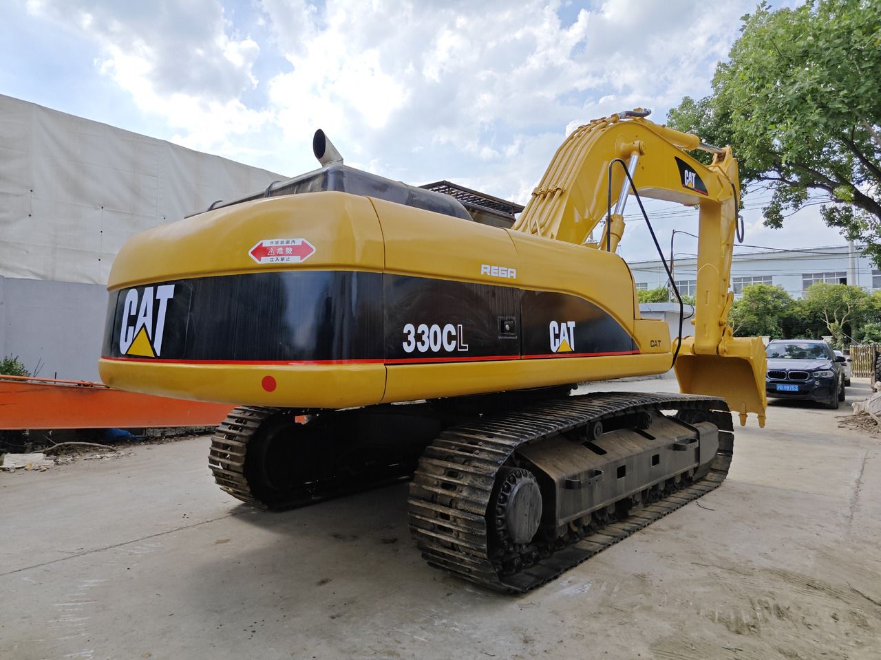 Caterpillar 330CL crawler excavator, rear three-quarter view Caterpillar 330CL crawler excavator, rear three-quarter view