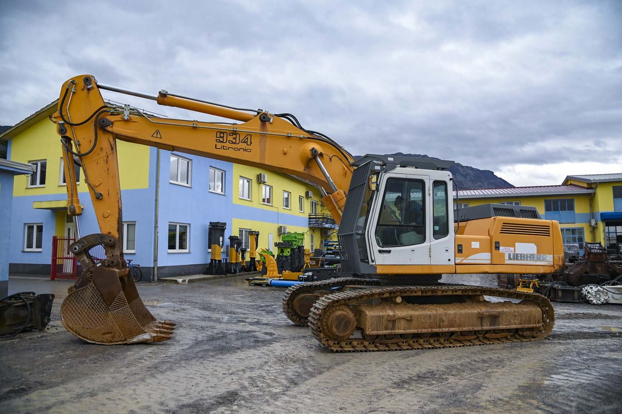 2004 Liebherr R934B HD-S crawler excavator, side view 2004 Liebherr R934B HD-S crawler excavator, side view