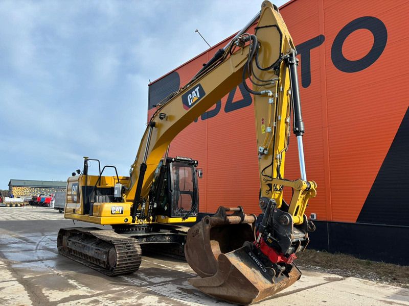 2018 Caterpillar 320 crawler excavator, side view