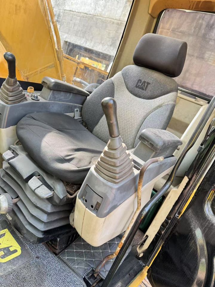 Внутренний вид кабины гусеничного экскаватора Caterpillar 320CL, 2018 г. Внутренний вид кабины гусеничного экскаватора Caterpillar 320CL, 2018 г.