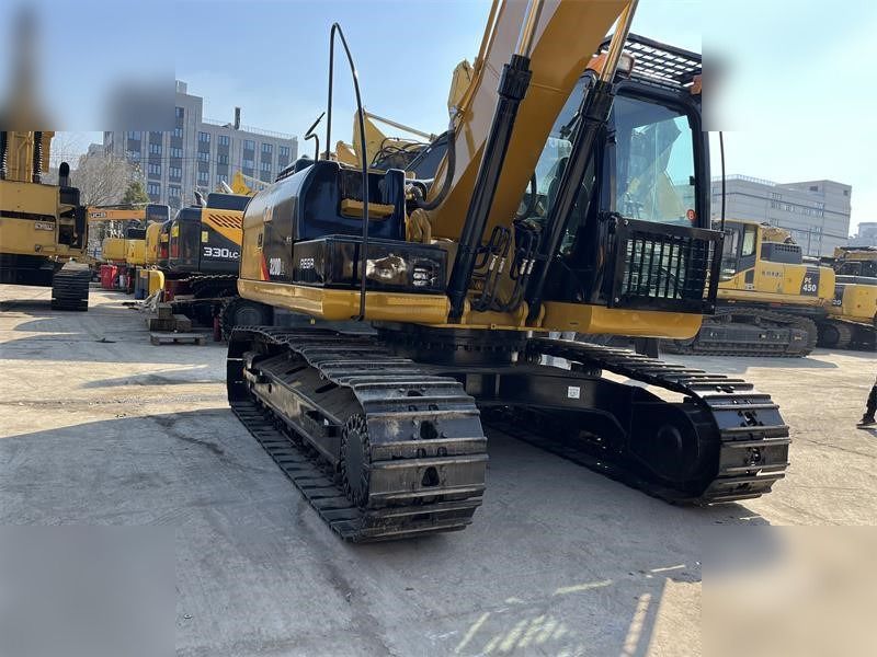Escavadora de rastos Caterpillar 320D2 de 2020, vista traseira a três quartos Escavadora de rastos Caterpillar 320D2 de 2020, vista traseira a três quartos