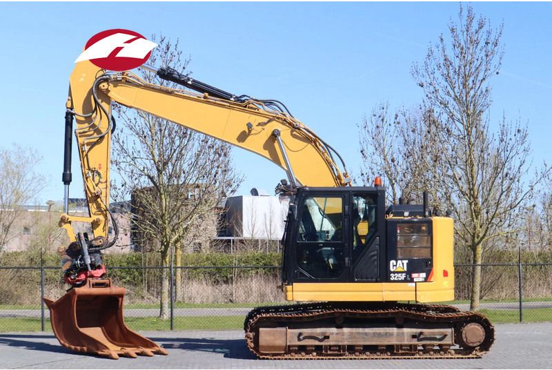 2018 Caterpillar 325F LCR crawler excavator side view 2018 Caterpillar 325F LCR crawler excavator side view