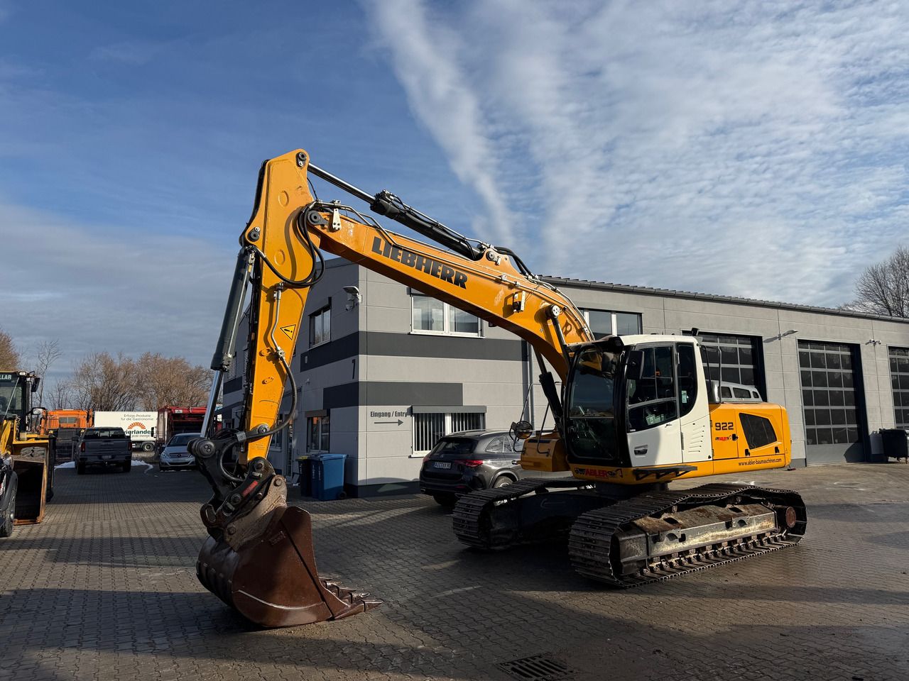 2015 Liebherr R922LC crawler excavator, side profile view