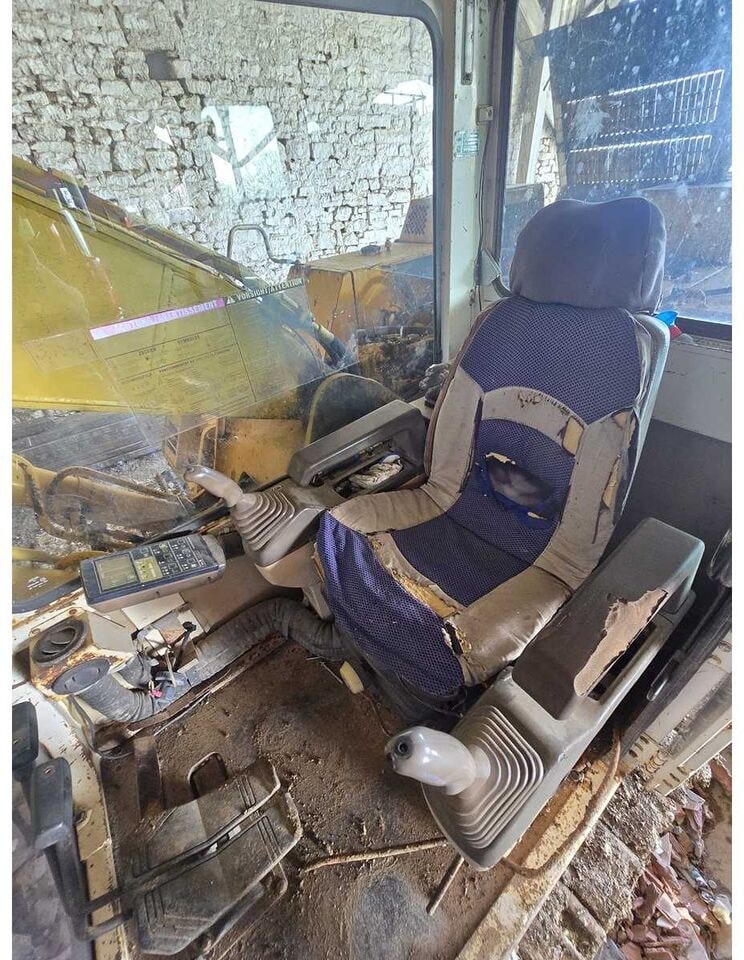 1992 Komatsu PC210LC crawler excavator cab interior