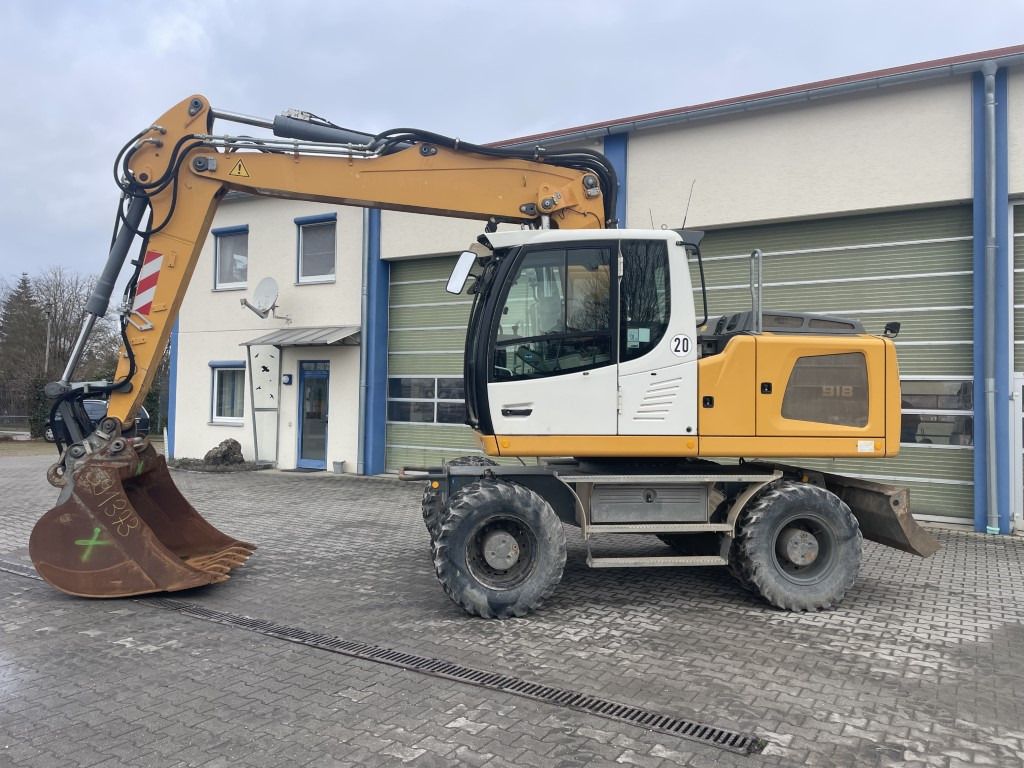 2015 Liebherr A918 wheel excavator side view 2015 Liebherr A918 wheel excavator side view