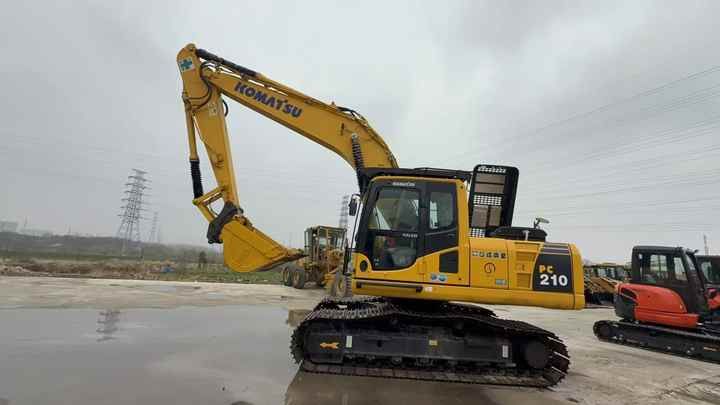 2020 Komatsu PC210-8 Escavatore Cingolato