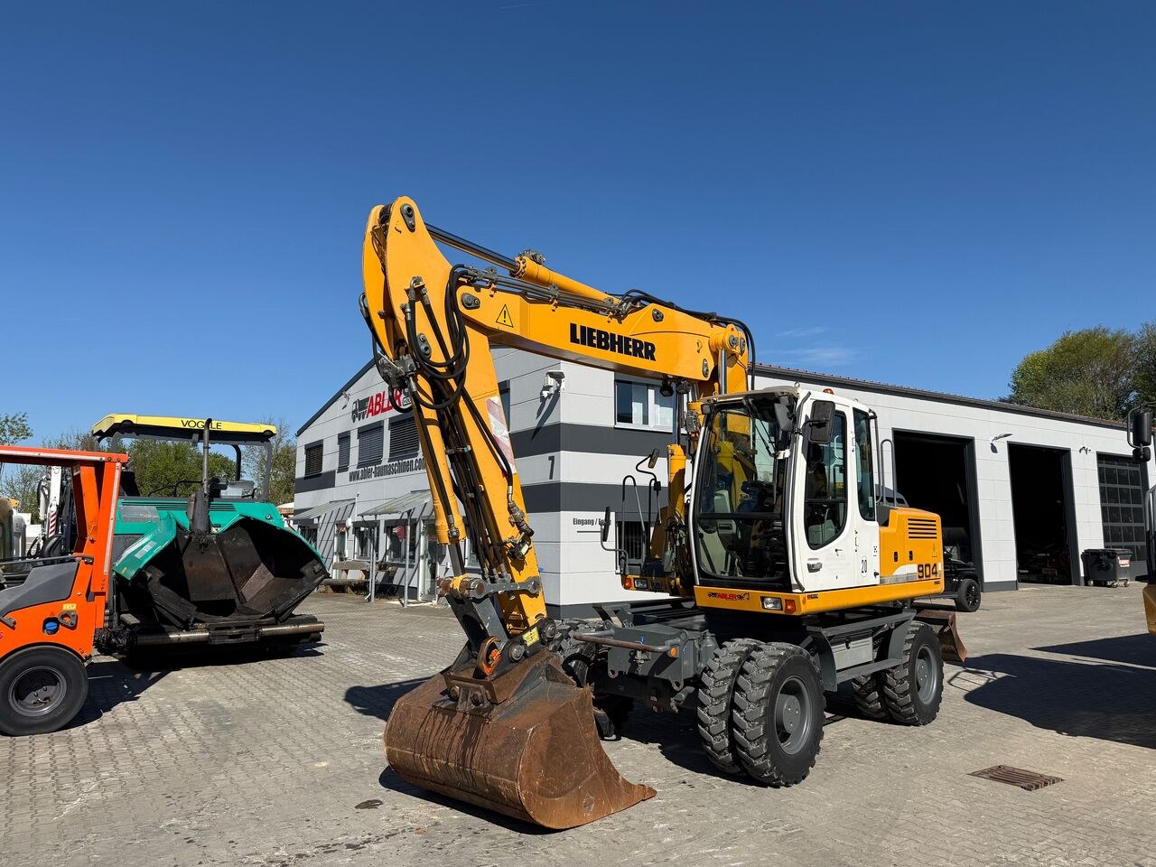 2012 Liebherr A904 C LITRONIC wheel excavator, front three-quarter view
