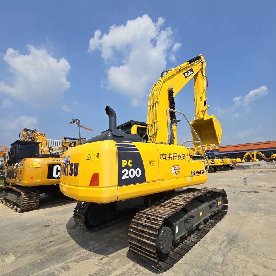 Escavadora de rastos Komatsu PC200-8 de 2023, vista traseira a três quartos