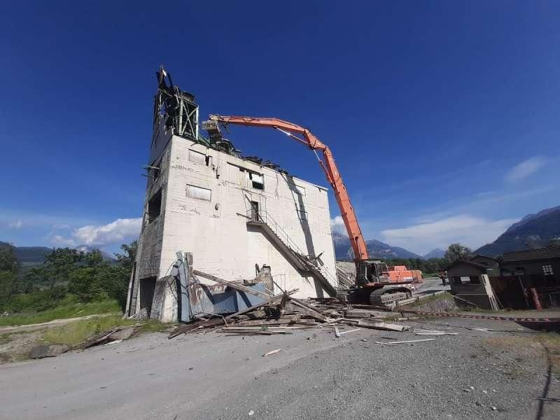 1990 Hitachi EX400LC demolition excavator in operation