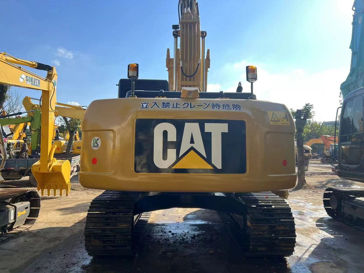 Escavatore cingolato Caterpillar 320D2 del 2022, vista posteriore Escavatore cingolato Caterpillar 320D2 del 2022, vista posteriore