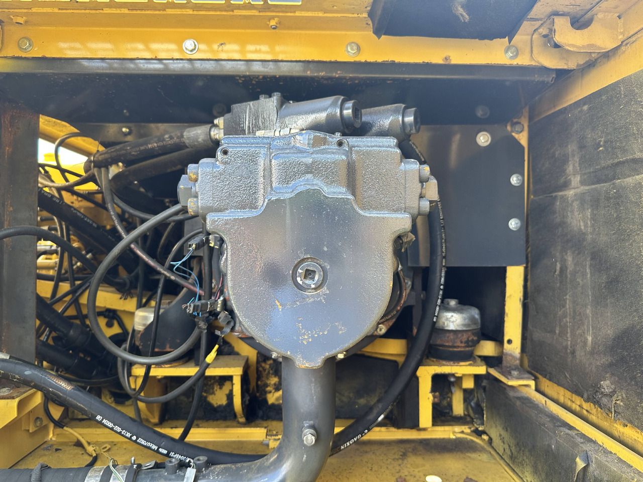 2019 Komatsu PC450-8 crawler excavator engine compartment detail 2019 Komatsu PC450-8 crawler excavator engine compartment detail