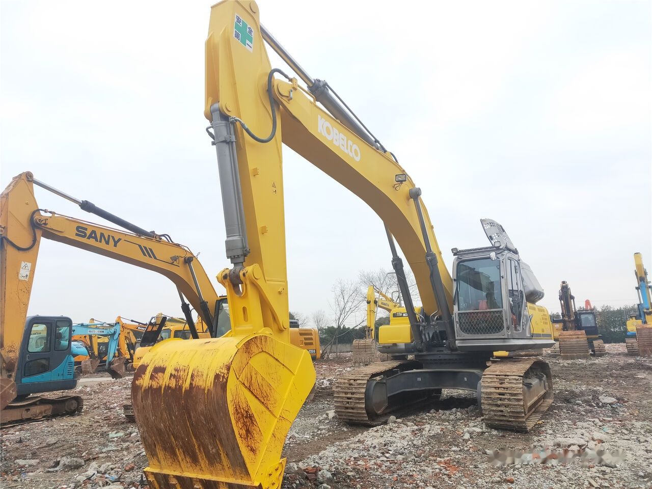 Kobelco SK350D crawler excavator, front three-quarter view Kobelco SK350D crawler excavator, front three-quarter view