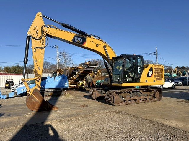 2018 Caterpillar 320-07B crawler excavator, side view 2018 Caterpillar 320-07B crawler excavator, side view