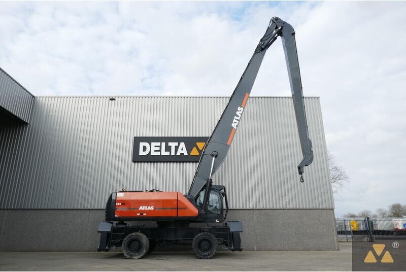2013 Atlas 520MH material handler, side profile view