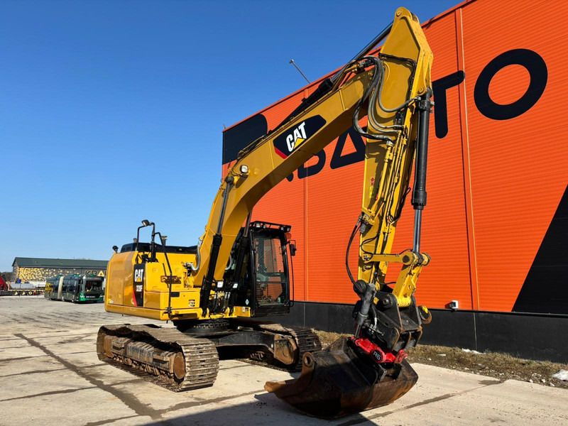 2016 Caterpillar 320FL crawler excavator, side view