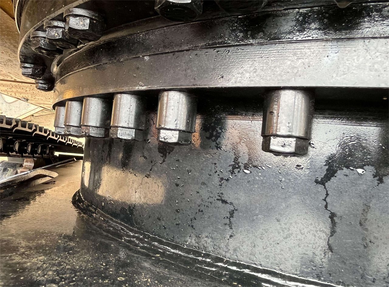 Dettaglio cuscinetto d'orientamento escavatore cingolato Caterpillar 320D del 2016 Dettaglio cuscinetto d'orientamento escavatore cingolato Caterpillar 320D del 2016