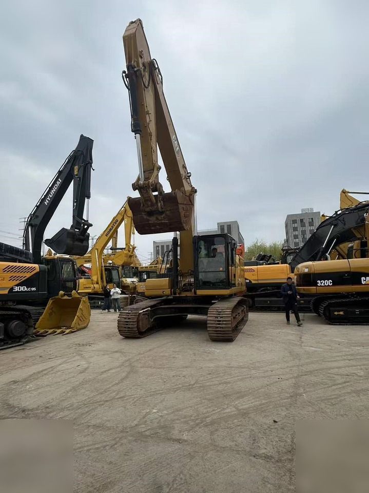 2024 Caterpillar 330 crawler excavator, front view 2024 Caterpillar 330 crawler excavator, front view