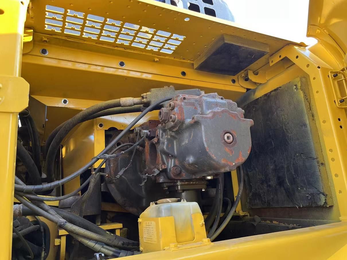 2019 Komatsu PC400-8 crawler excavator engine compartment view 2019 Komatsu PC400-8 crawler excavator engine compartment view