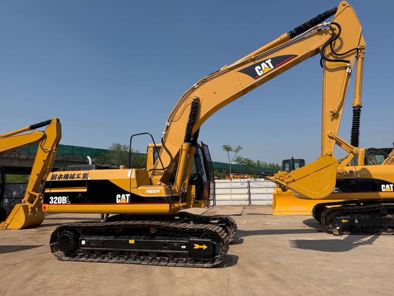 2017 Caterpillar 320BL crawler excavator, side profile view 2017 Caterpillar 320BL crawler excavator, side profile view