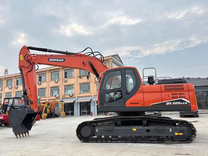 2018 Doosan DX225LCA crawler excavator, side view 2018 Doosan DX225LCA crawler excavator, side view