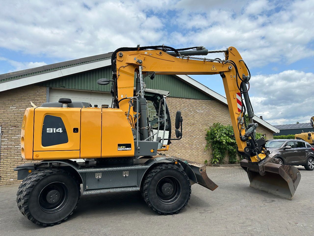 2015 Liebherr 914 wheel excavator side view 2015 Liebherr 914 wheel excavator side view