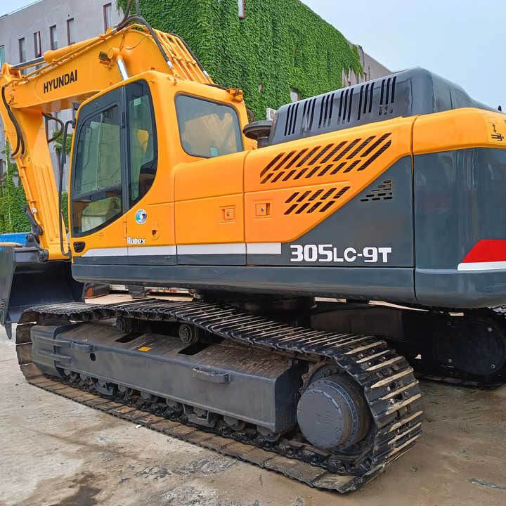 2017 Hyundai 305LC-9T crawler excavator side view 2017 Hyundai 305LC-9T crawler excavator side view