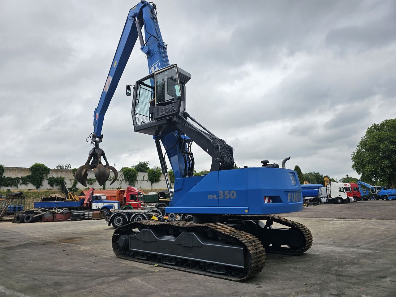 2003 Fuchs RHL 350 material handler, side view 2003 Fuchs RHL 350 material handler, side view