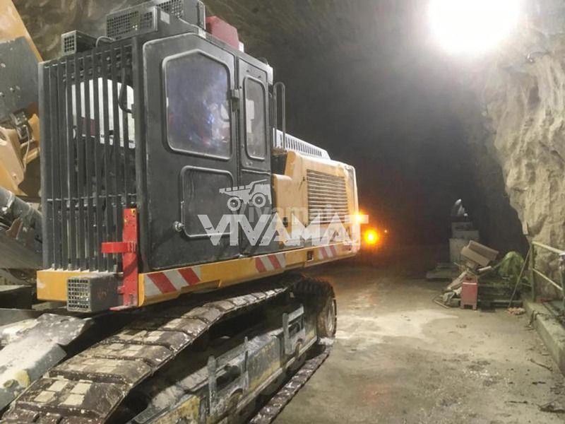 2015 Liebherr R944C LITRONIC crawler excavator side view 2015 Liebherr R944C LITRONIC crawler excavator side view