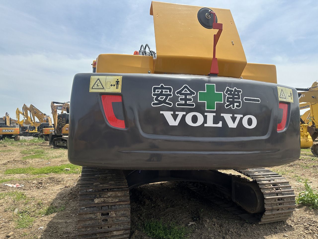 2022 Volvo EC250D crawler excavator rear view 2022 Volvo EC250D crawler excavator rear view