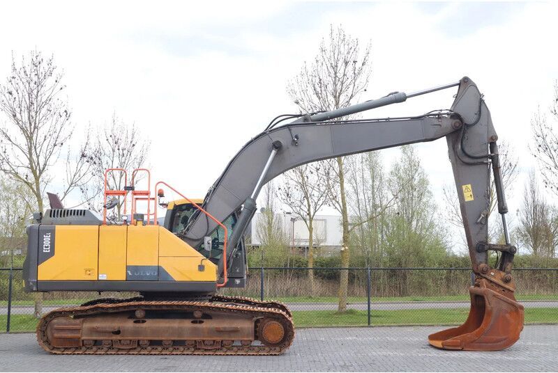 2016 Volvo EC300EL crawler excavator, side view