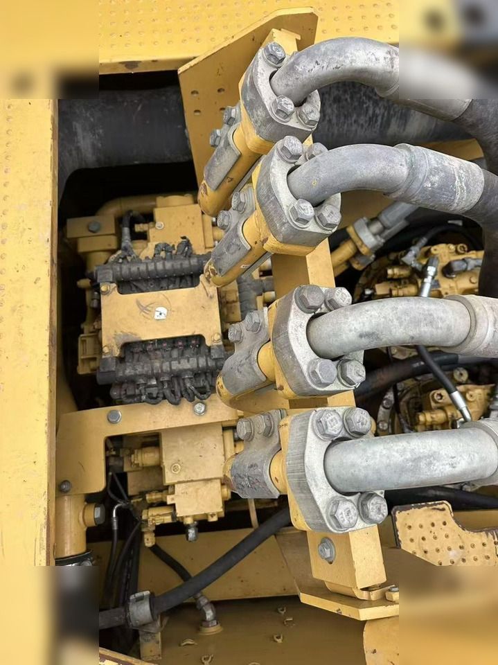 2024 Caterpillar 374FL crawler excavator hydraulic system detail 2024 Caterpillar 374FL crawler excavator hydraulic system detail