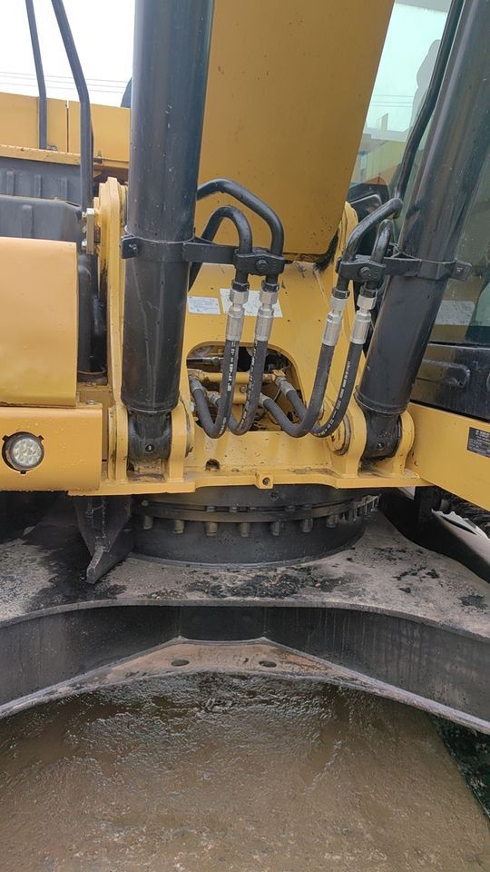 2021 Caterpillar 320 mini excavator boom base and hydraulic cylinders