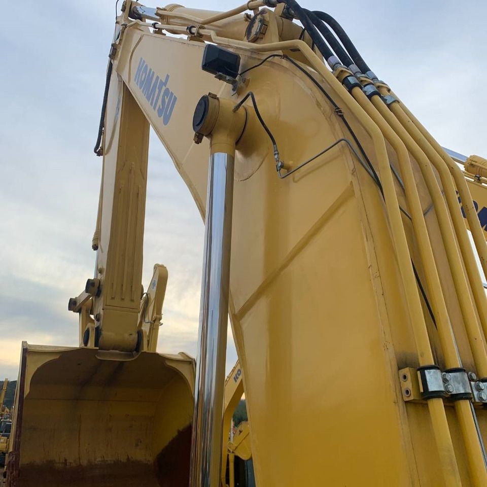 2023 Komatsu PC450-8 crawler excavator boom and bucket detail