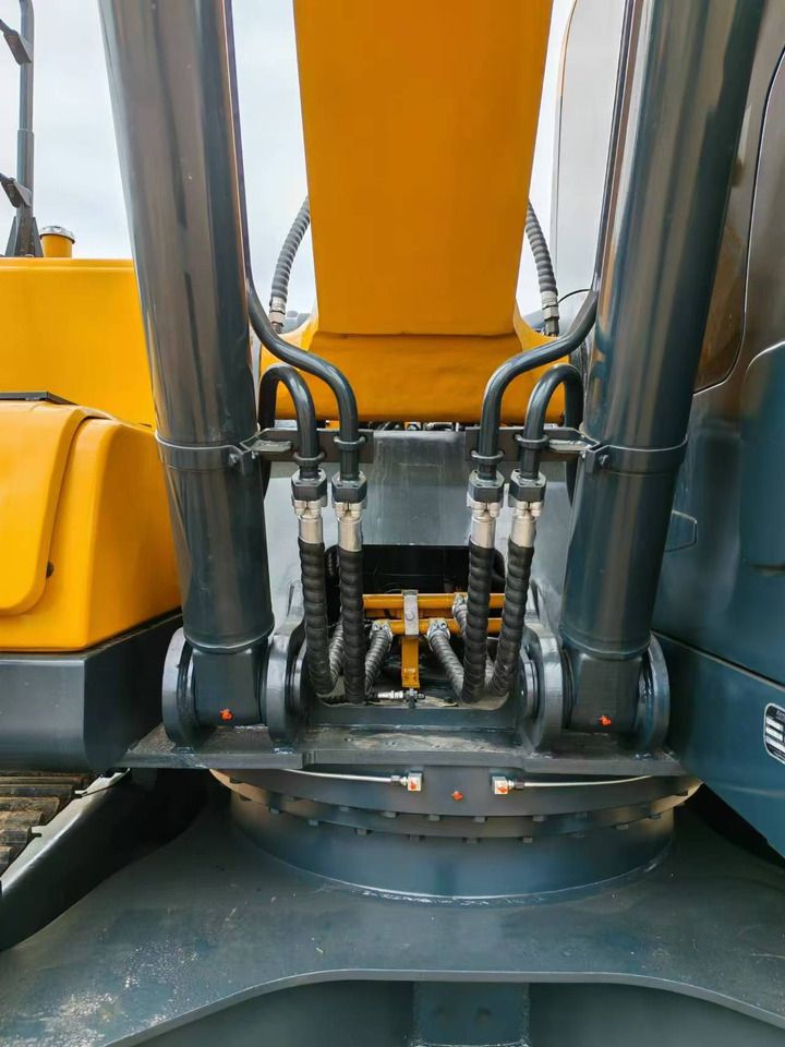 2022 Hyundai R220LC-9S crawler excavator boom cylinders view